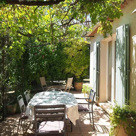 Charming With Garden And Private Pool, Holiday home Vernegues
